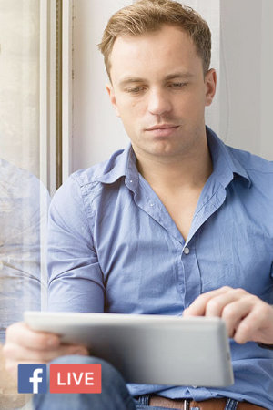 Homme en chemise avec un iPad