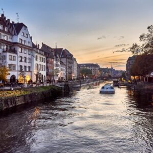 Bateau mouche sur le canal au coeur de Strasbourg